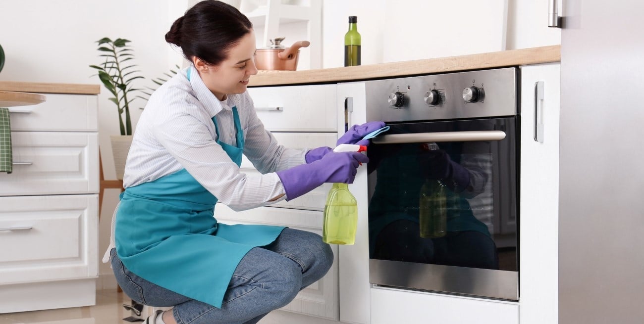 Truco casero para dejar el vidrio del horno como nuevo