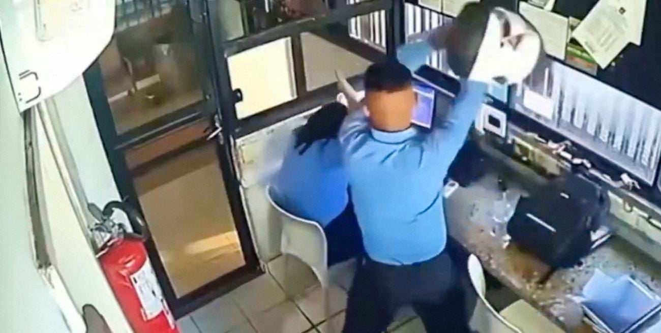 Video: se enfureció con su compañera de trabajo y la atacó a golpes con un casco
