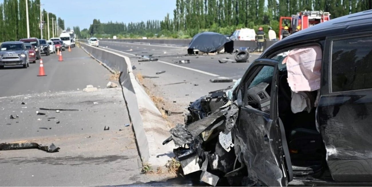 Tres muertos en un choque brutal en la Ruta 22: una abuela y sus dos nietos