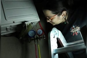 Aquí, Carla está controlando un aire acondicionado. Crédito: Gentileza