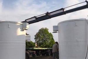 La planta modular avanza con la instalación de filtros y el tablero eléctrico general.