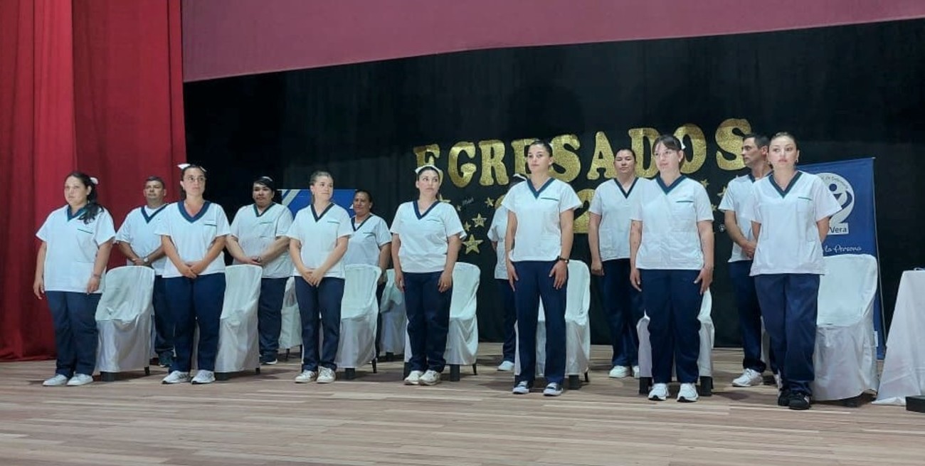 Vera celebró la graduación de 14 enfermeras