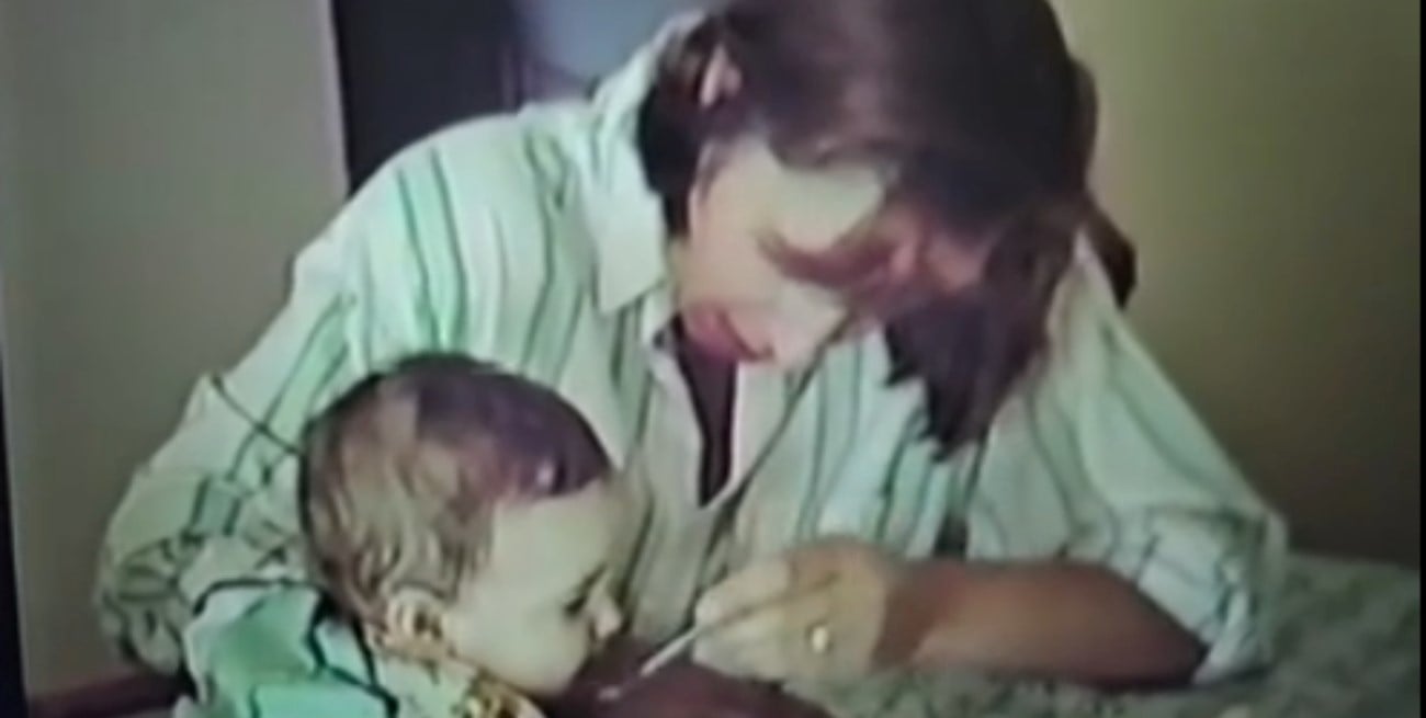 Perdió a su mamá a los 2 años y encontró un VHS con su voz después de 34 años
