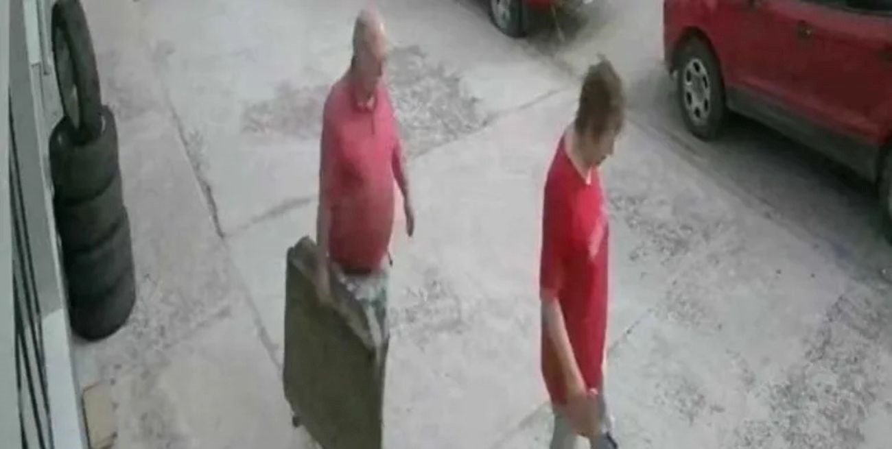 Comerciantes buscan a dos jubilados para devolverles la plata que pagaron de más por una compra