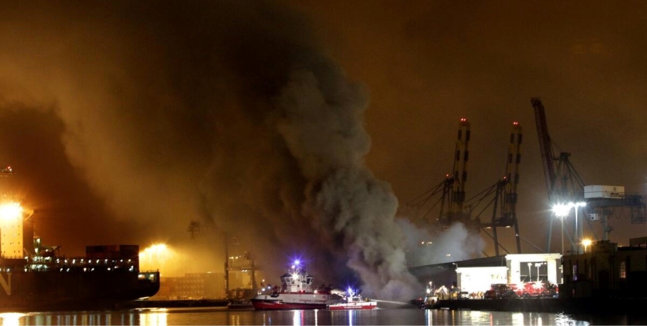 Video: se incendió un buque portacontenedores en el puerto de Los Ángeles