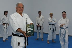 El maestro Carlos, autor de “El poder educativo del karate”, en una de las instancias de capacitación que impulsa para integrar la disciplina al sistema educativo argentino. Foto: Manuel Fabatía.