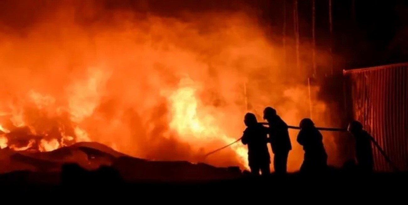 Nuevo foco de incendio en el Polígono Industrial Spegazzini tras explosión en Ezeiza