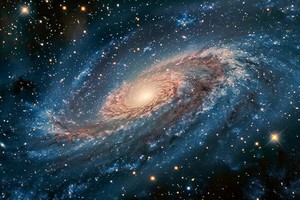 A partir de observaciones detalladas del telescopio espacial Hubble y del Canada–France–Hawaii Telescope se identificó un filamento fino y alargado de estrellas que atraviesa la galaxia ultradifusa UGC9050-Dw1. Imagen ilustrativa.