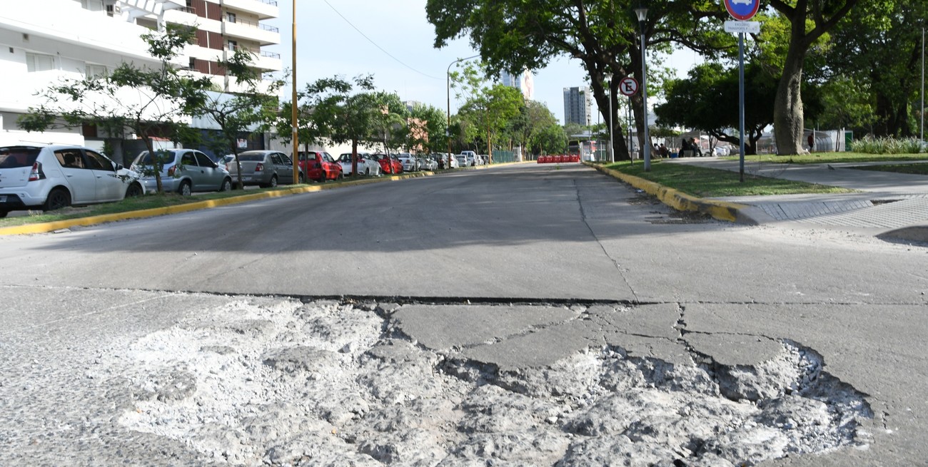 Se volvió a romper el acceso a la Terminal de Ómnibus: a días del verano, reaparecen daños en la calle restaurada en febrero