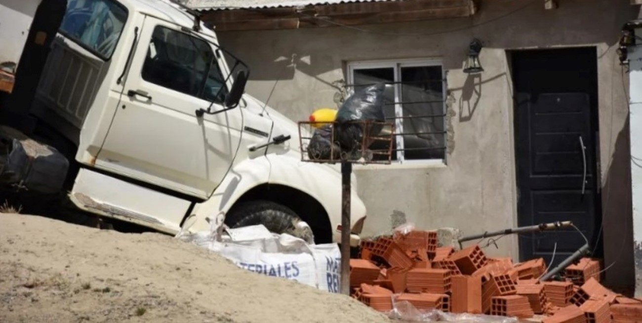 Tragedia en Chubut: un camionero murió atropellado por su propio vehículo
