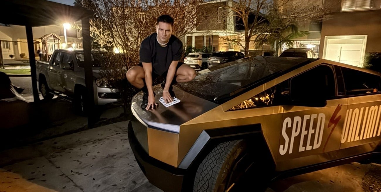 Coscu quiso ir a ver un partido en Rosario con su Tesla y se quedó en la ruta