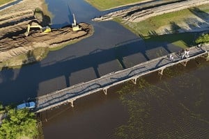 Reemplazan piezas de madera por placas de hormigón para reforzar la seguridad del histórico puente.
