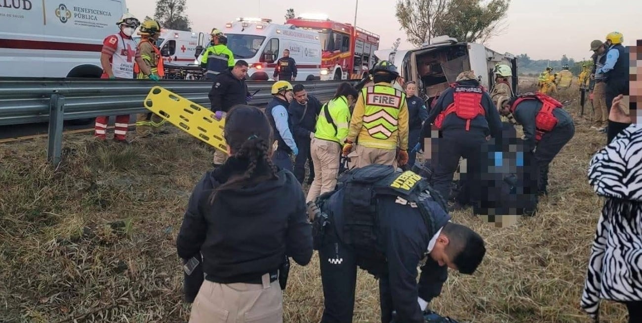 Siete muertos y 20 heridos tras el vuelco de un colectivo turístico en México