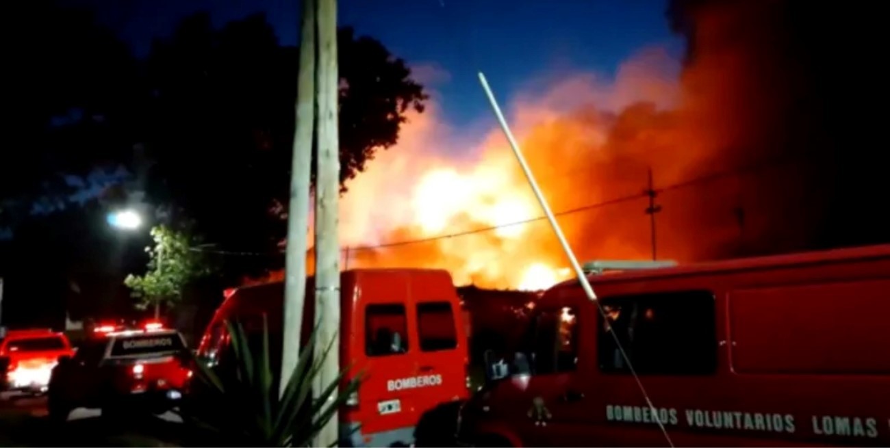Madrugada de tensión en Lomas de Zamora por un incendio en dos fábricas