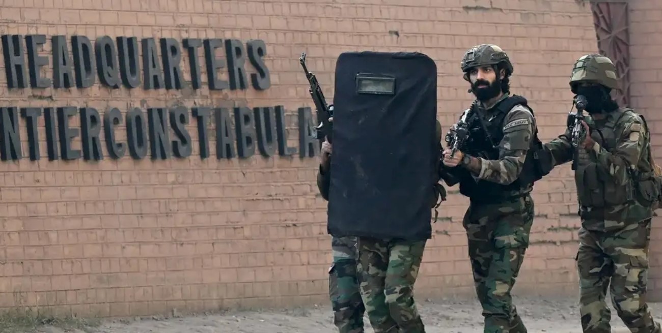 Explosión y tiroteo sacudieron la sede de la Policía Federal en Pakistán: tres muertos