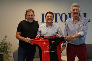 Gustavo Abraham en El Litoral junto a Darío Clariá y Horacio Capello, dos de sus vicepresidentes en la lista que se presentará el domingo en las elecciones sabaleras.