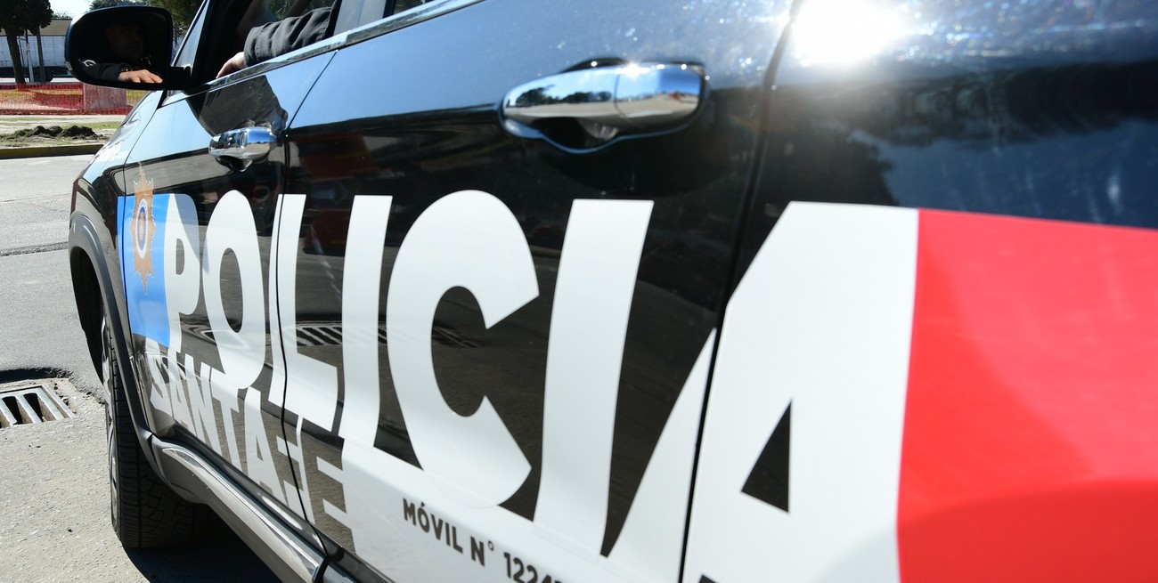 Detectan a un hombre requerido por la justicia y detienen a otro con un arma de guerra