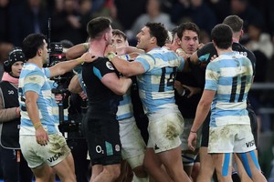 Tras el match, siguieron los cruces entre argentinos e ingleses. Crédito: Reuters / Paul Childs.