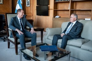 Santilli y el gobernador Osvaldo Jaldo repasaron agenda fiscal y legislativa en su reunión en Casa Rosada.