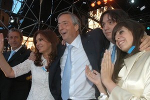 Las denuncias contra la familia Kirchner han marcado el pulso de la justicia argentina por lo menos desde 2013 a esta parte. En la imagen, que es del año 2007 -cuando asumió por primera vez la presidencia de la Nación-, Cristina Fernández aparece junto a Néstor (fallecido en 2010), Máximo y Florencia.