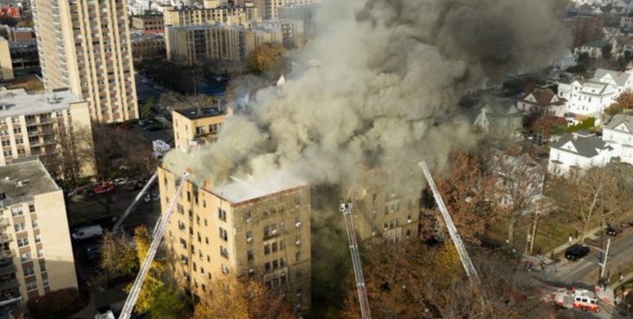 Se incendió un edificio de departamentos en Nueva York: 250 personas quedaron sin hogar