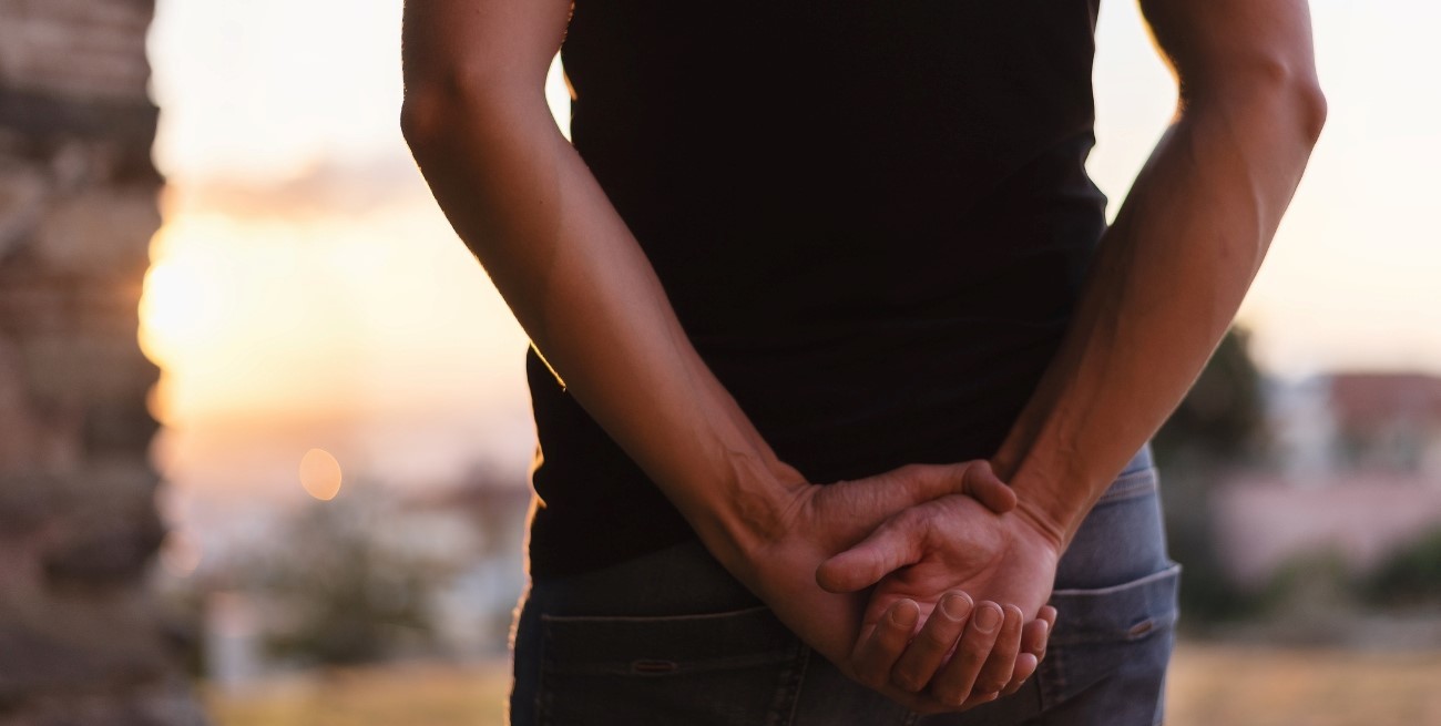 Qué significa caminar con las manos atrás según la psicología