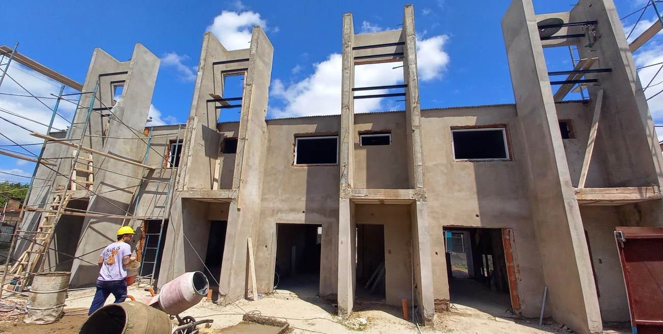 Sunchales: fuerte inversión provincial para completar 8 viviendas del acuerdo firmado en 2022