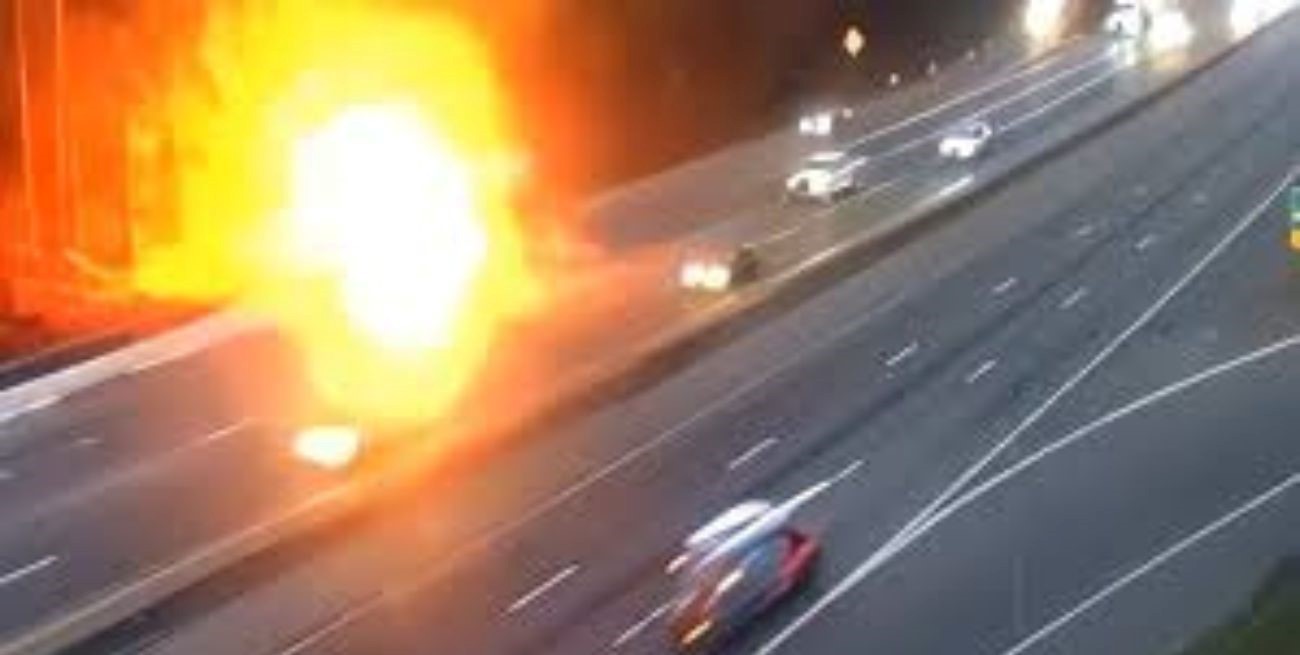 Impactante accidente en Estados Unidos: un camión cisterna volcó y estalló en llamas tras perder el control