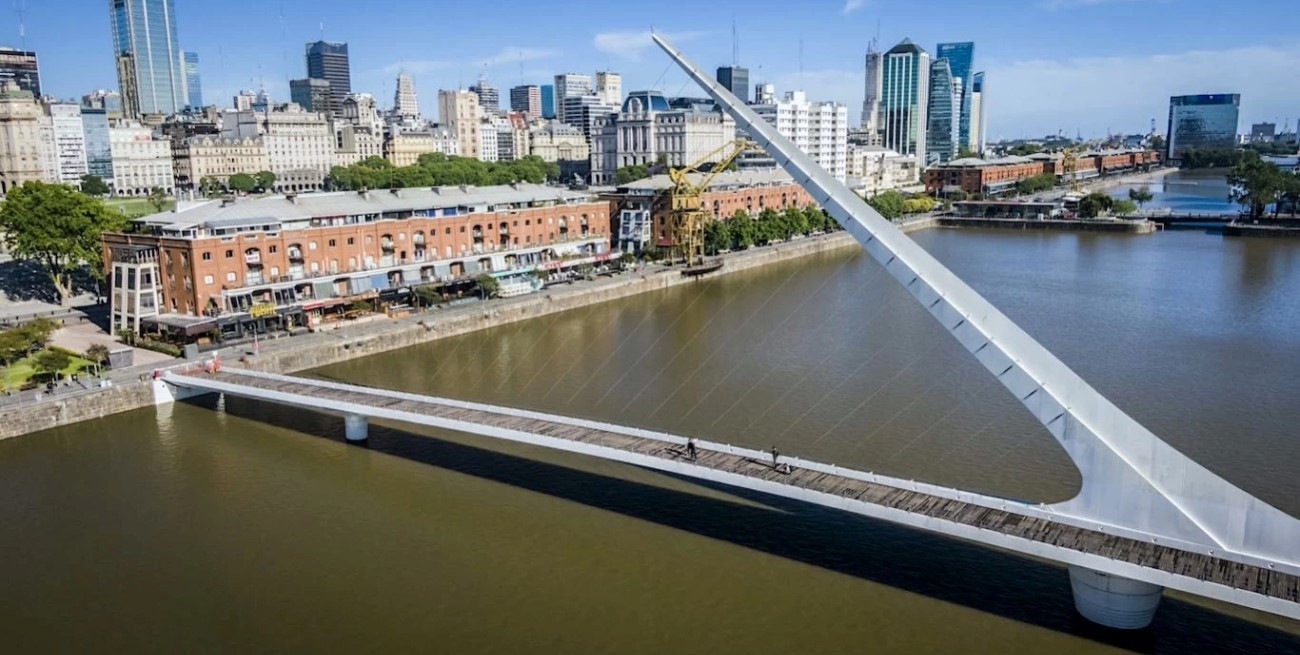 Un hombre se arrojó desde el Puente de la Mujer en Puerto Madero y permanece desaparecido