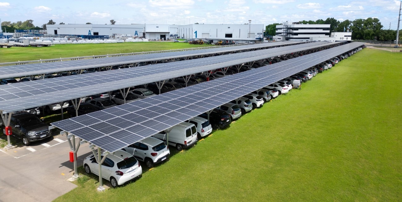 Secco reafirma su liderazgo como industria verde: inauguró su carport solar de más de 1 MW de potencia para 360 vehículos 