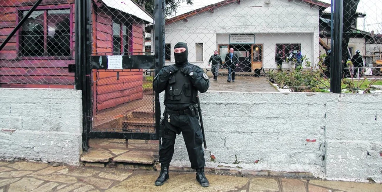 Hallaron armas caseras y alcohol durante una requisa en el penal de Bariloche