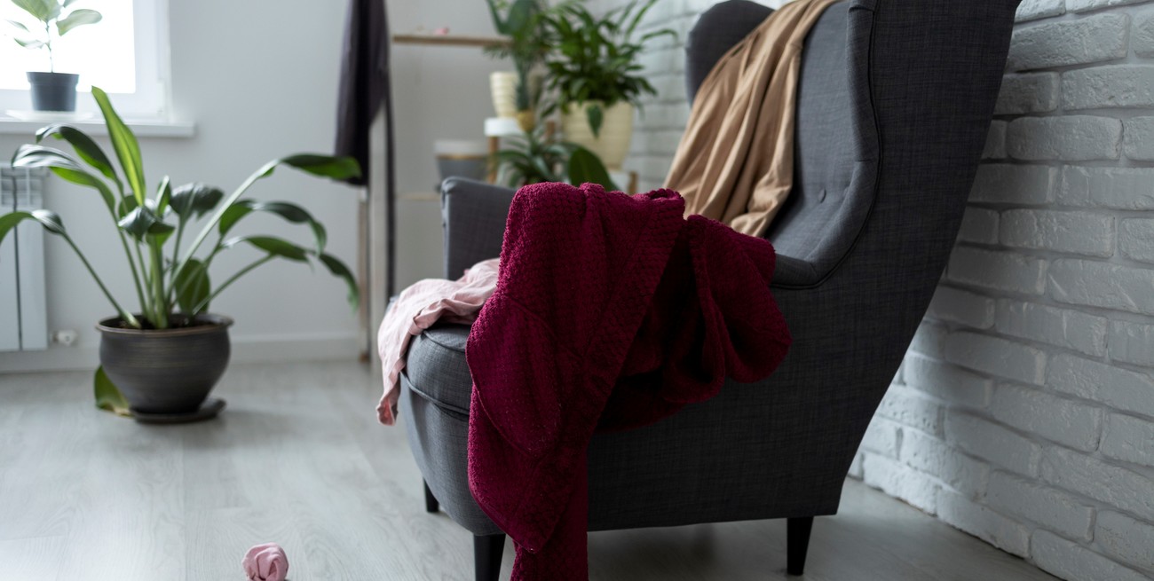 Por qué acumulamos ropa en una silla y qué dice la psicología de este hábito