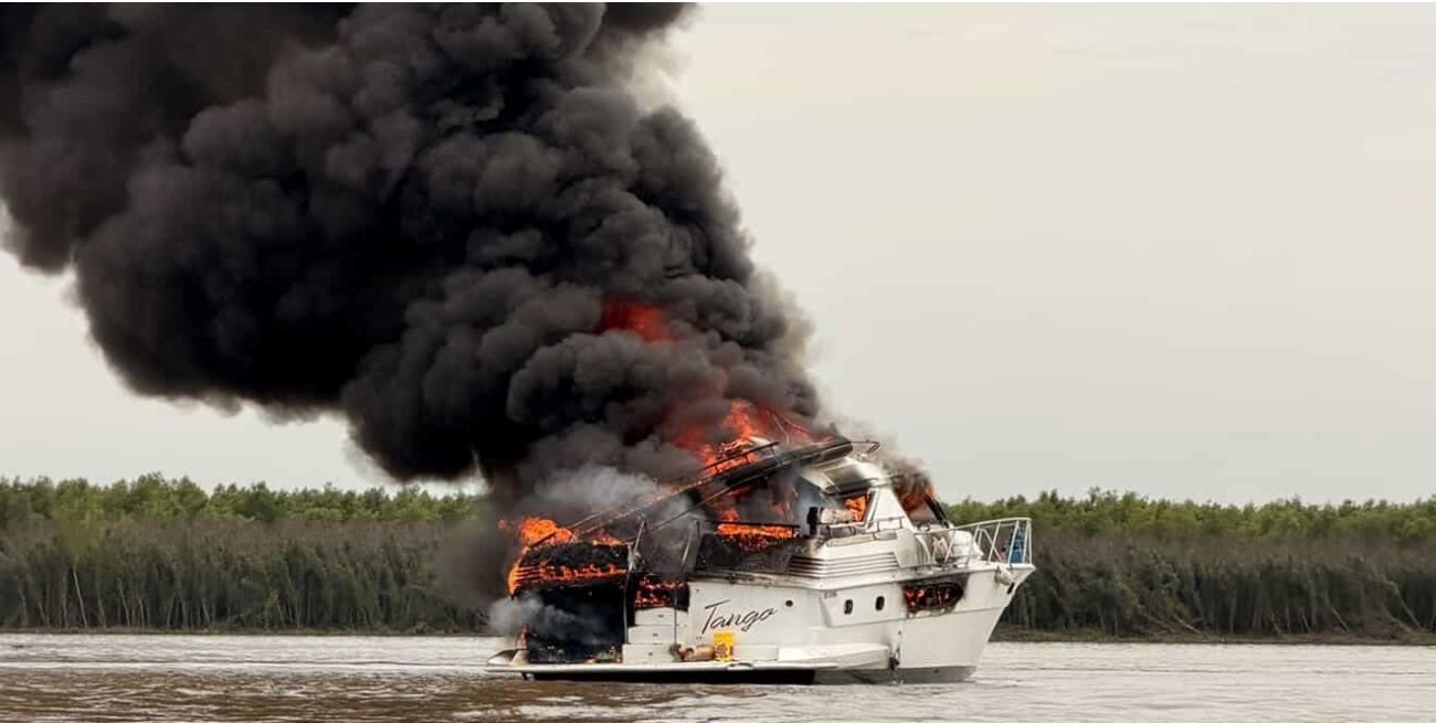 Impactante incendio de un yate en el río Paraná a la altura de Villa Urquiza