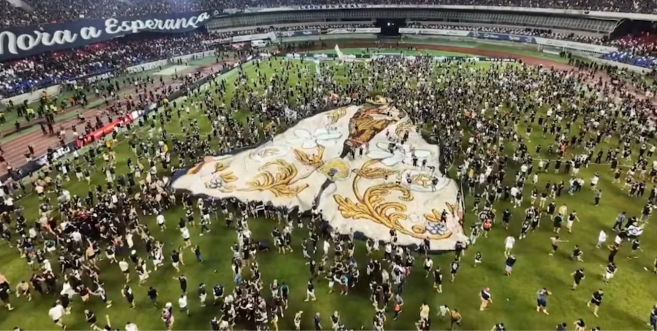 Brasil: lograron el ascenso tras 32 años y lo celebraron con una virgen en la cancha