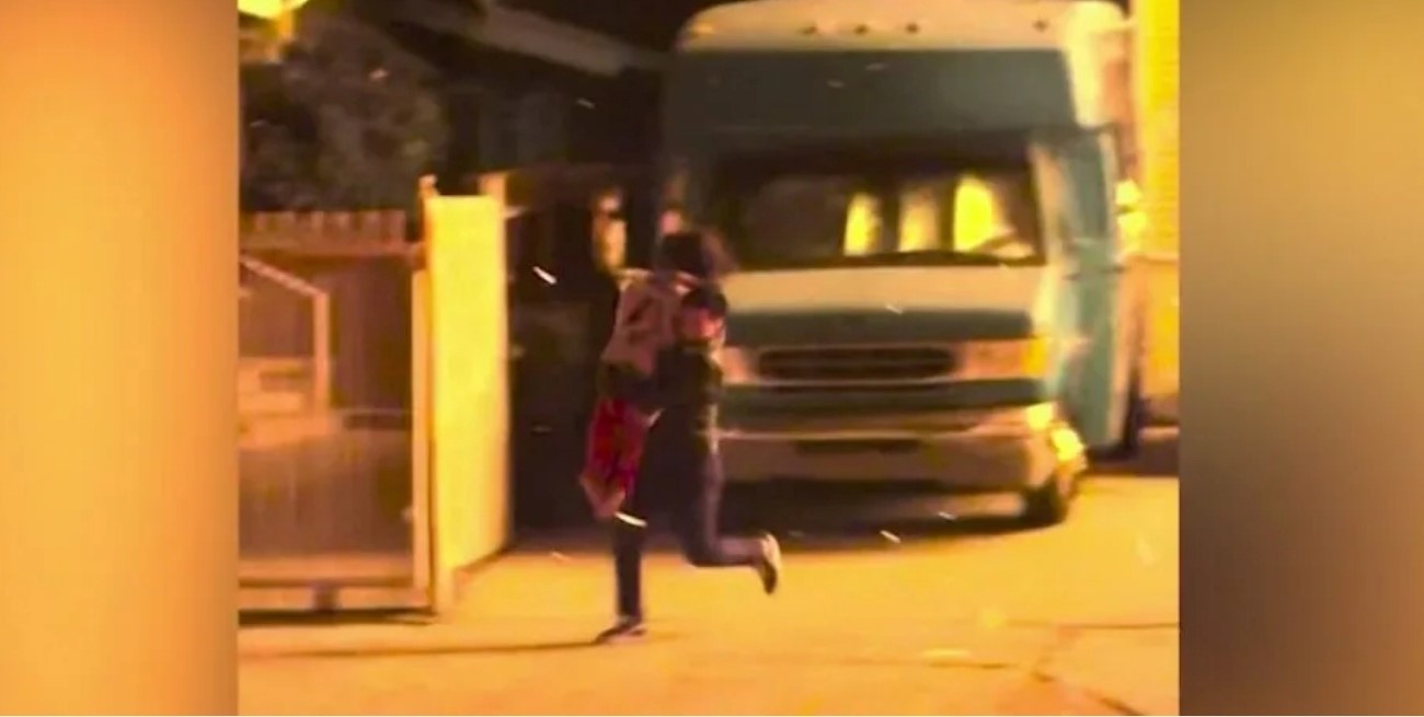 Estados Unidos: un paramédico salvó a una nena de un incendio en plena noche de Acción de Gracias