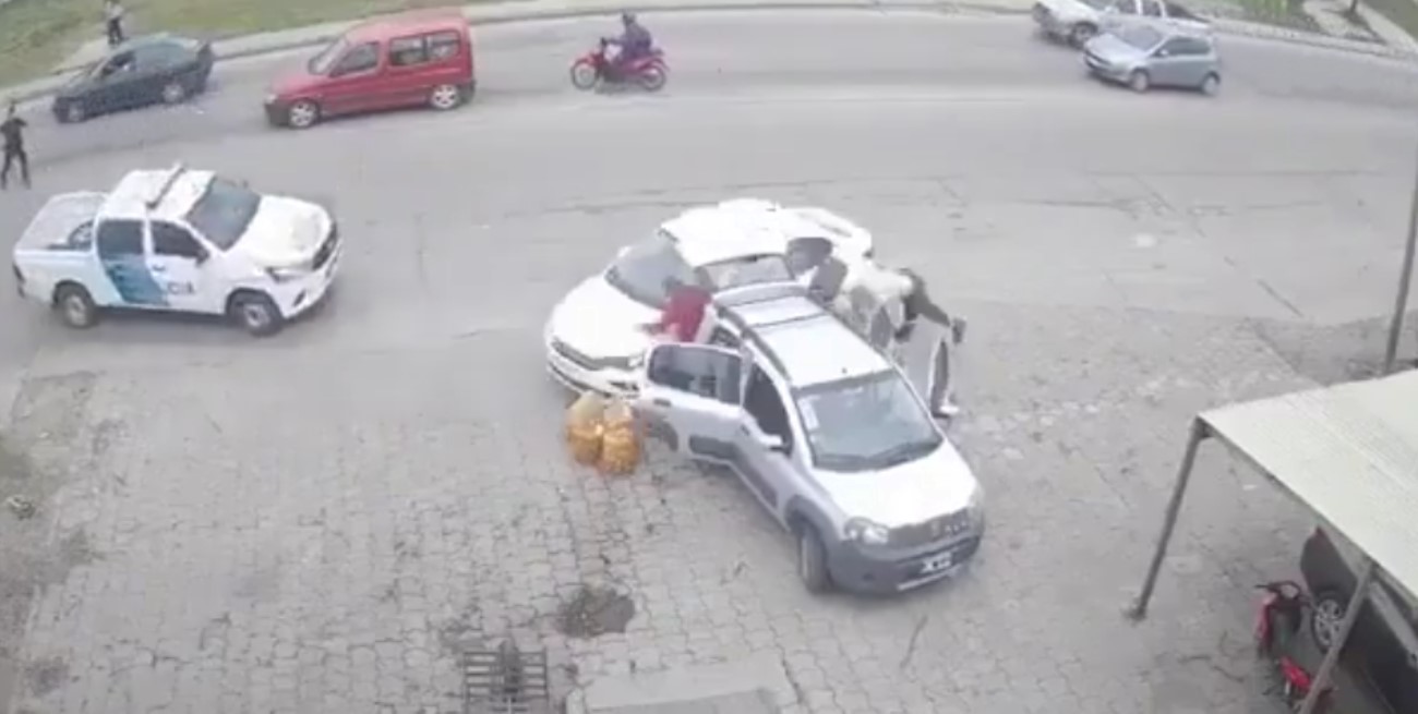 Robaron un auto y atropellaron a dos hombres mientras huían de la policía en Mar del Plata