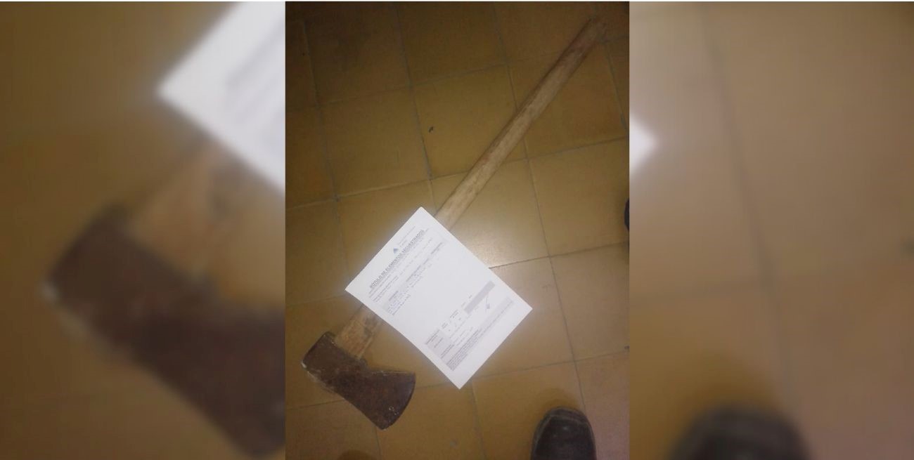 Un hombre fue aprehendido tras amenazar con un hacha y huir de la policía
