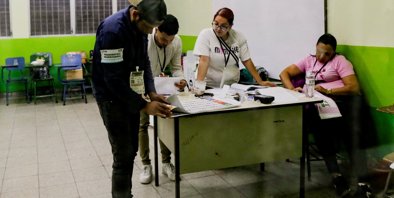 Los primeros resultados de elecciones en Honduras muestran a la oposición como favorita