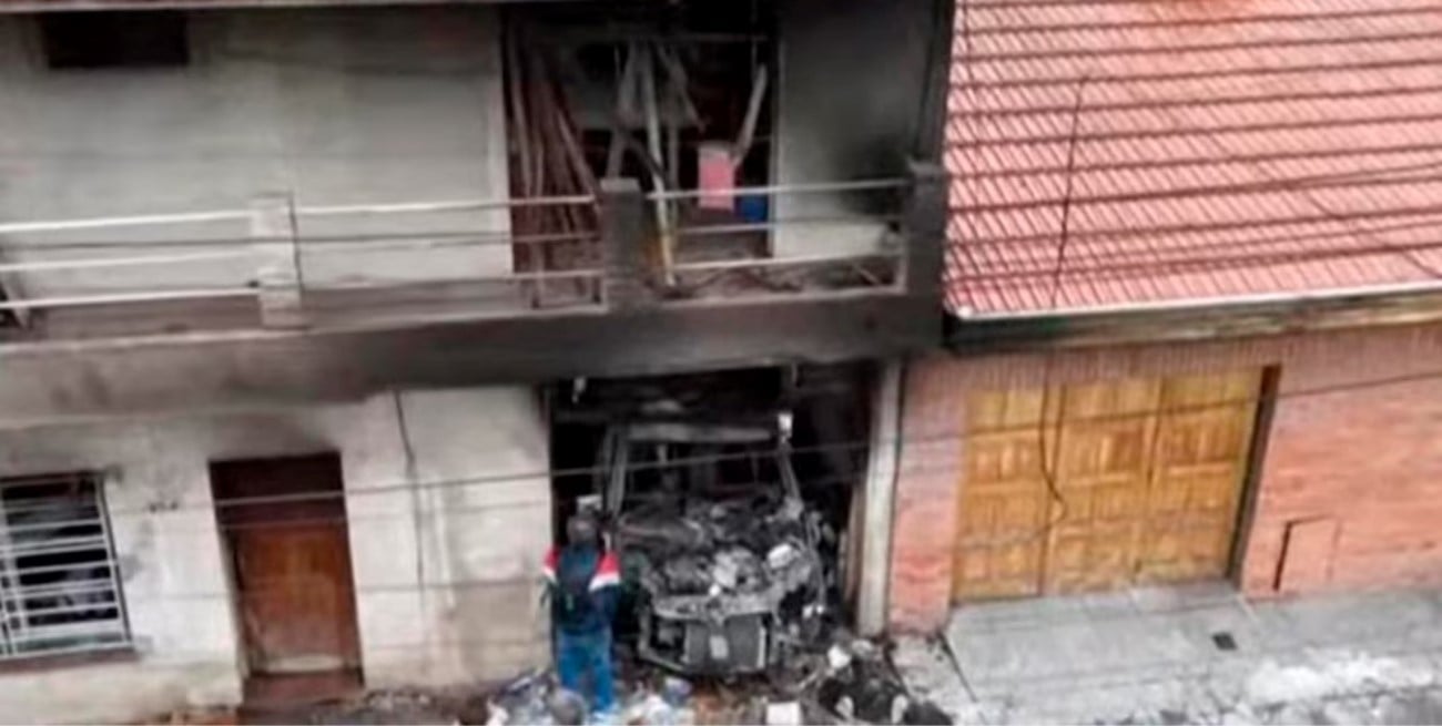 La explosión de un auto en un garaje desató un incendio en una vivienda de Lanús