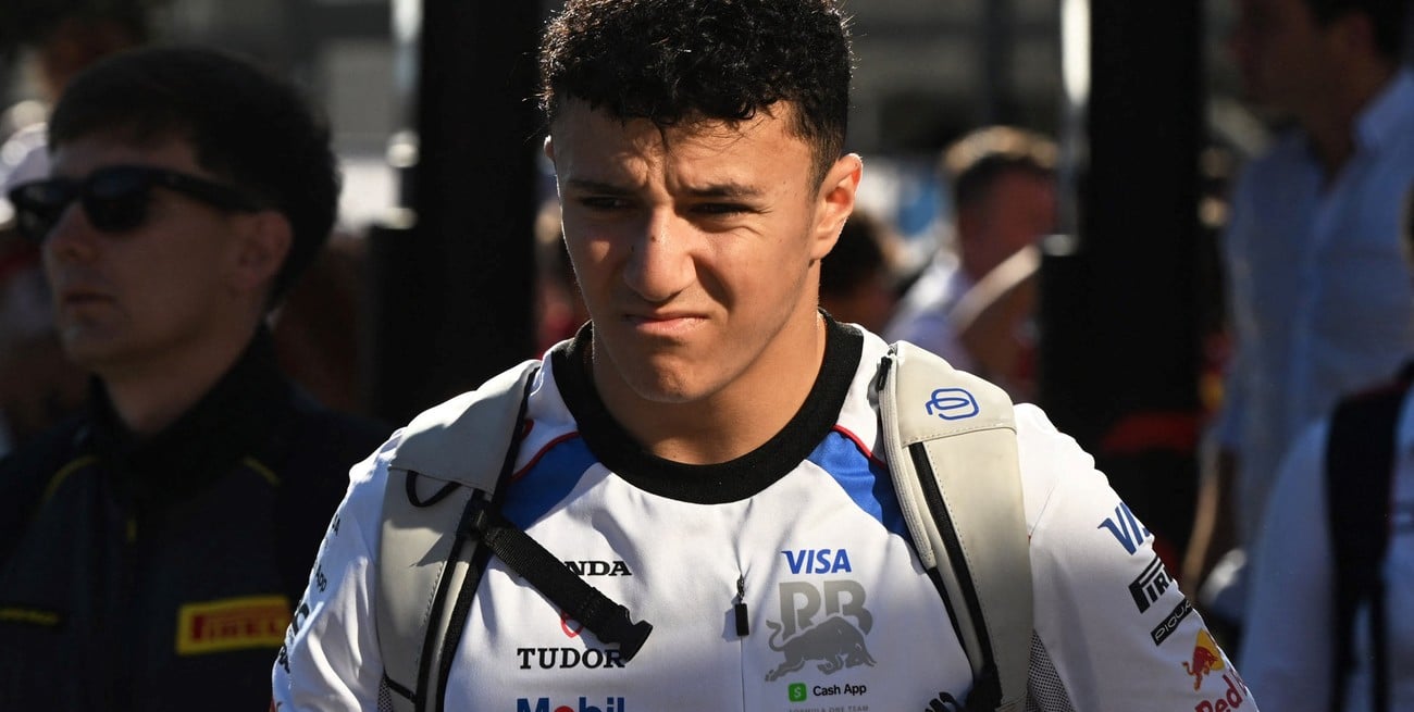 Pretemporada en Barcelona: Hadjar perdió el control del RB22 y chocó contra las barreras