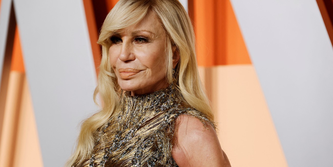 Prada concretó la compra de Versace y redefinió el mapa del lujo italiano