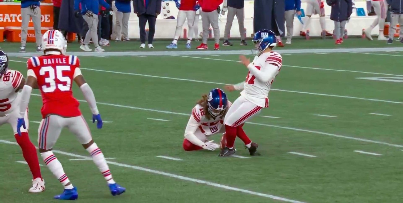Insólito blooper en la NFL: un jugador pateó el césped al intentar un gol de campo 