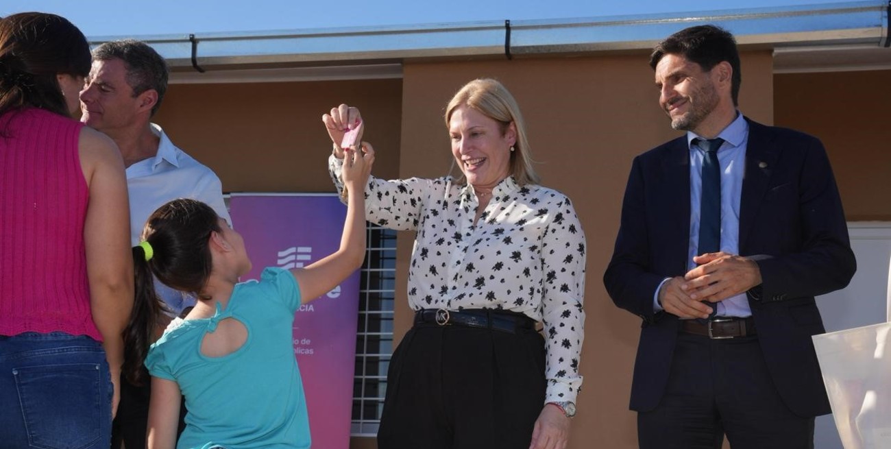 "Un sueño cumplido": Pullaro encabezó la entrega de viviendas en Villa Eloísa