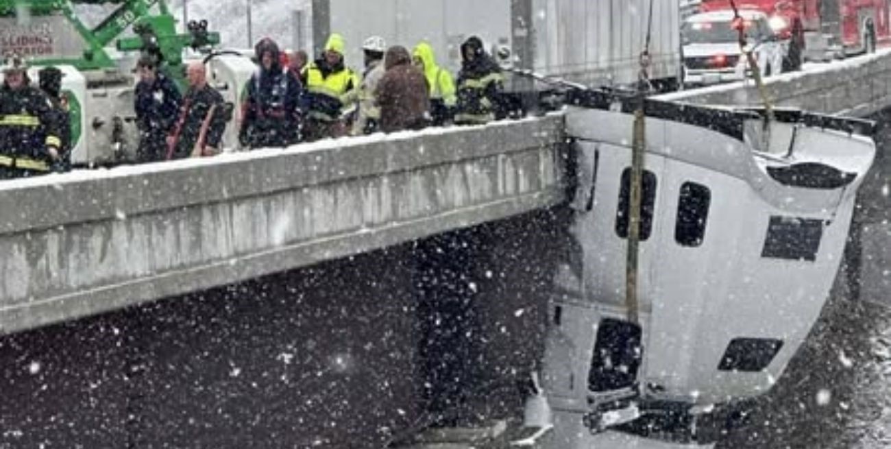 EE.UU.: un camión perdió el control por la nieve, quedó colgando de un puente y el chofer fue salvado de milagro
