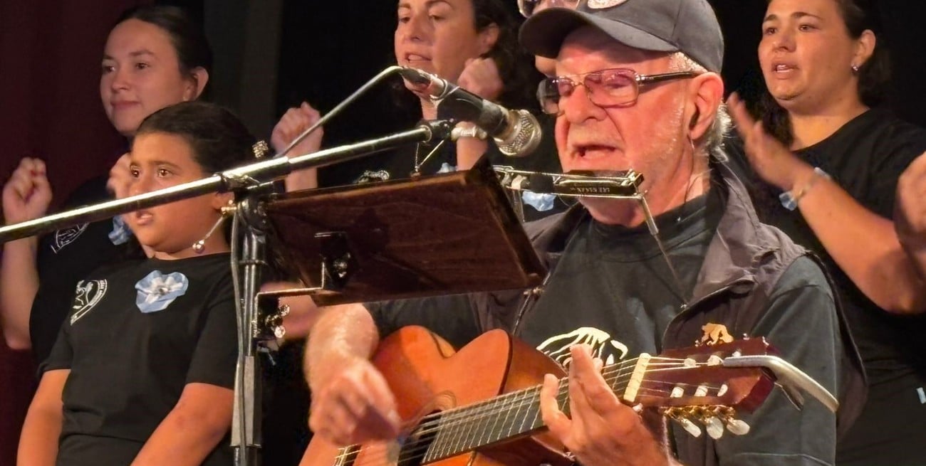 León Gieco emocionó a El Trébol y celebró la designación de la ciudad como Sede de la Ruta de la Paz 2025