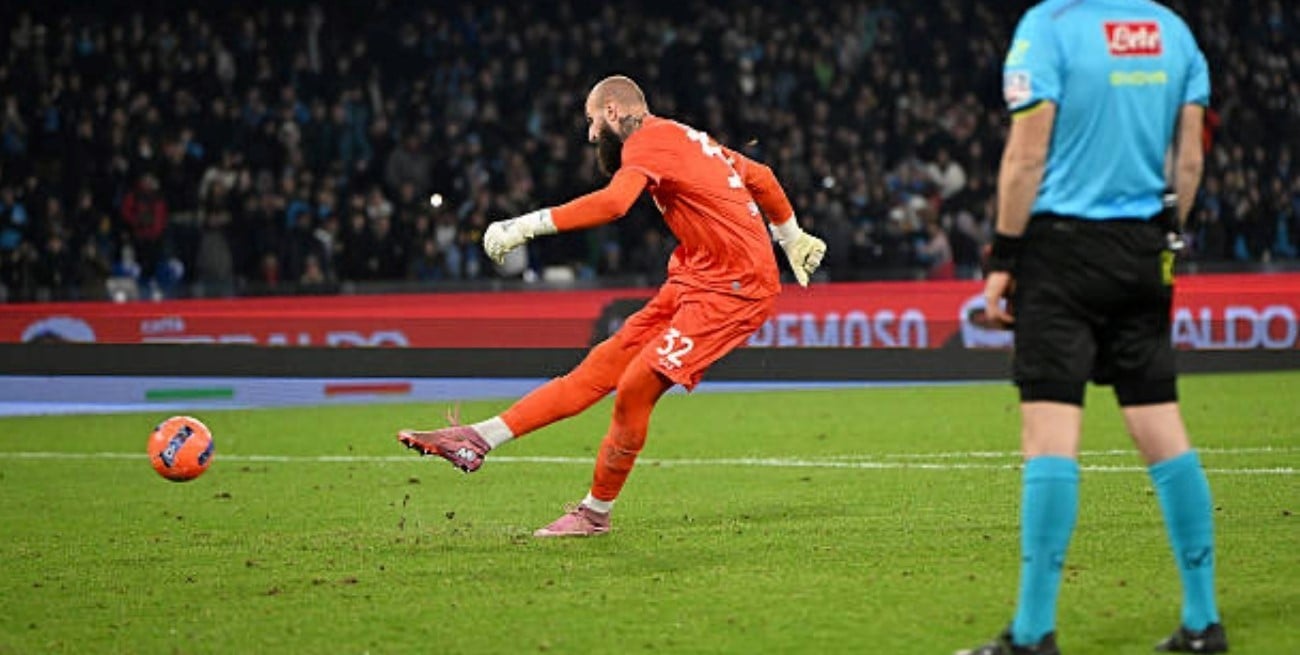 ¿El penal más rápido de la historia?: el arquero del Napoli rompió el arco del Cagliari