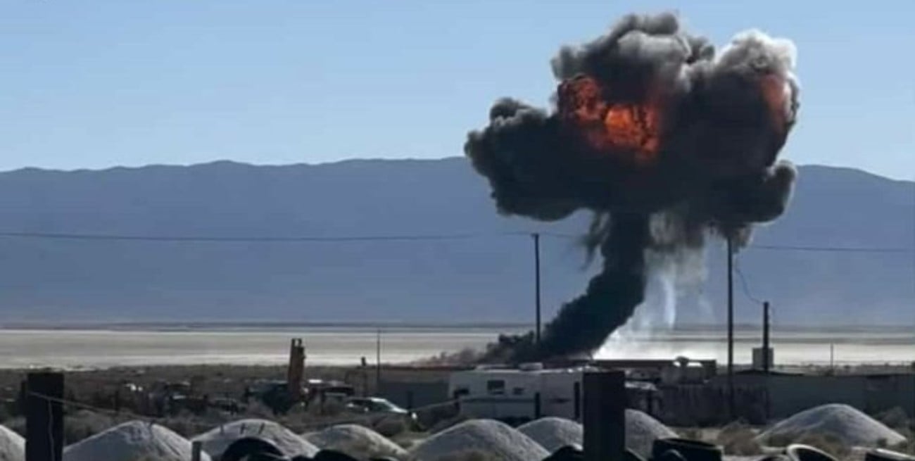 Chocó un F-16 en California y el piloto logró eyectarse antes del impacto
