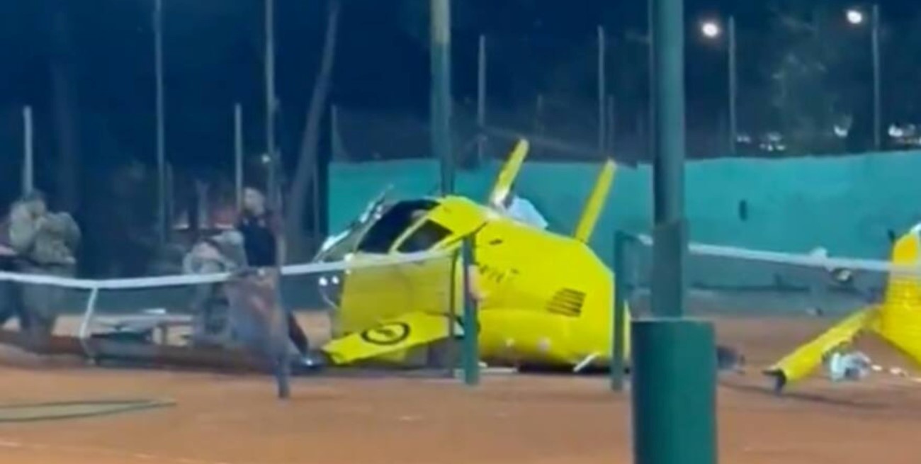 Cayó un helicóptero turístico sobre una cancha de tenis en Buenos Aires