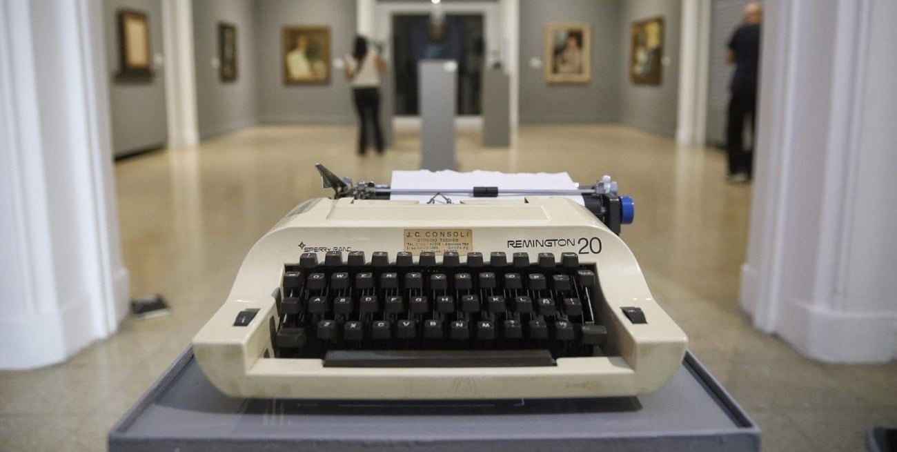 Activación del Rosa Galisteo: postales y escritura a máquina en plaza Italia