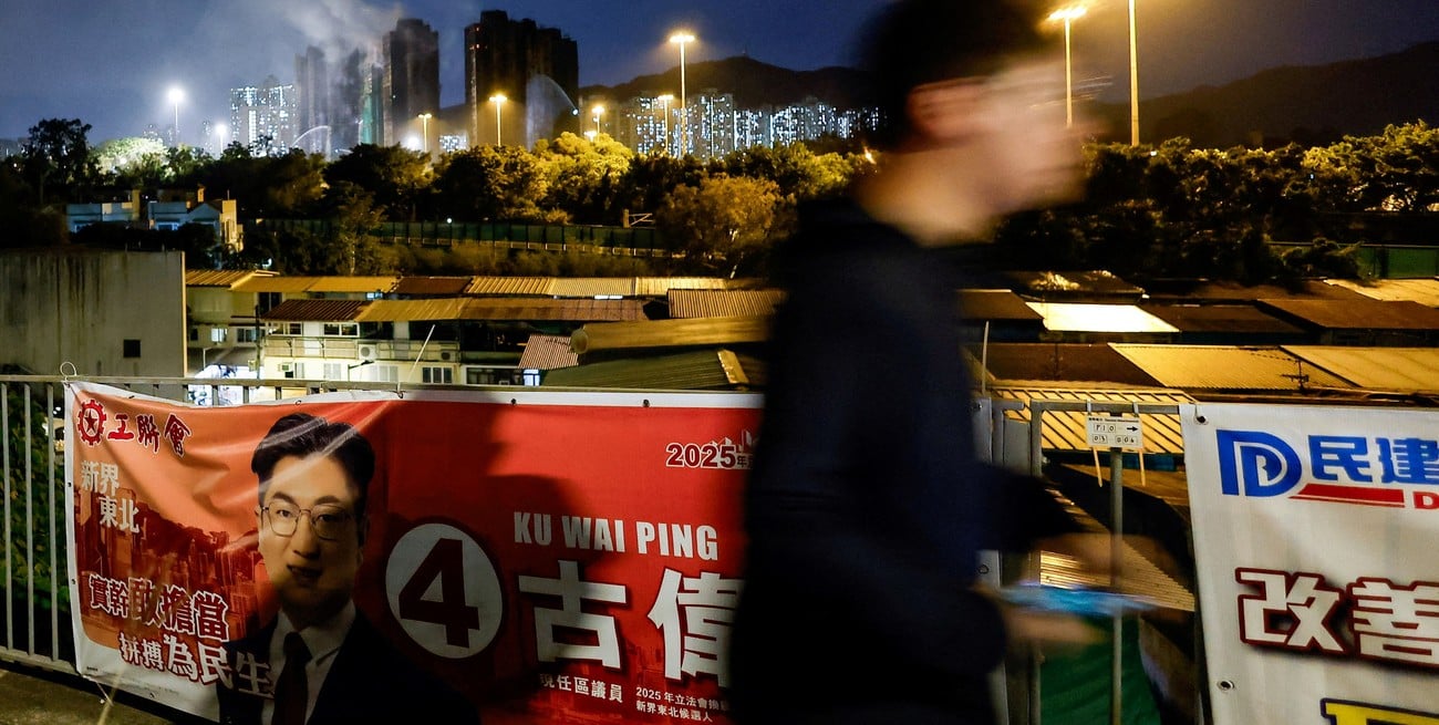 Hong Kong va a elecciones legislativas con presión china y el brutal incendio aún cercano